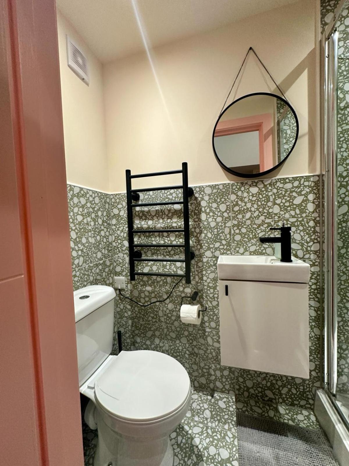 לונדון Cozy En-Suite Loft In Trendy Local מראה חיצוני תמונה