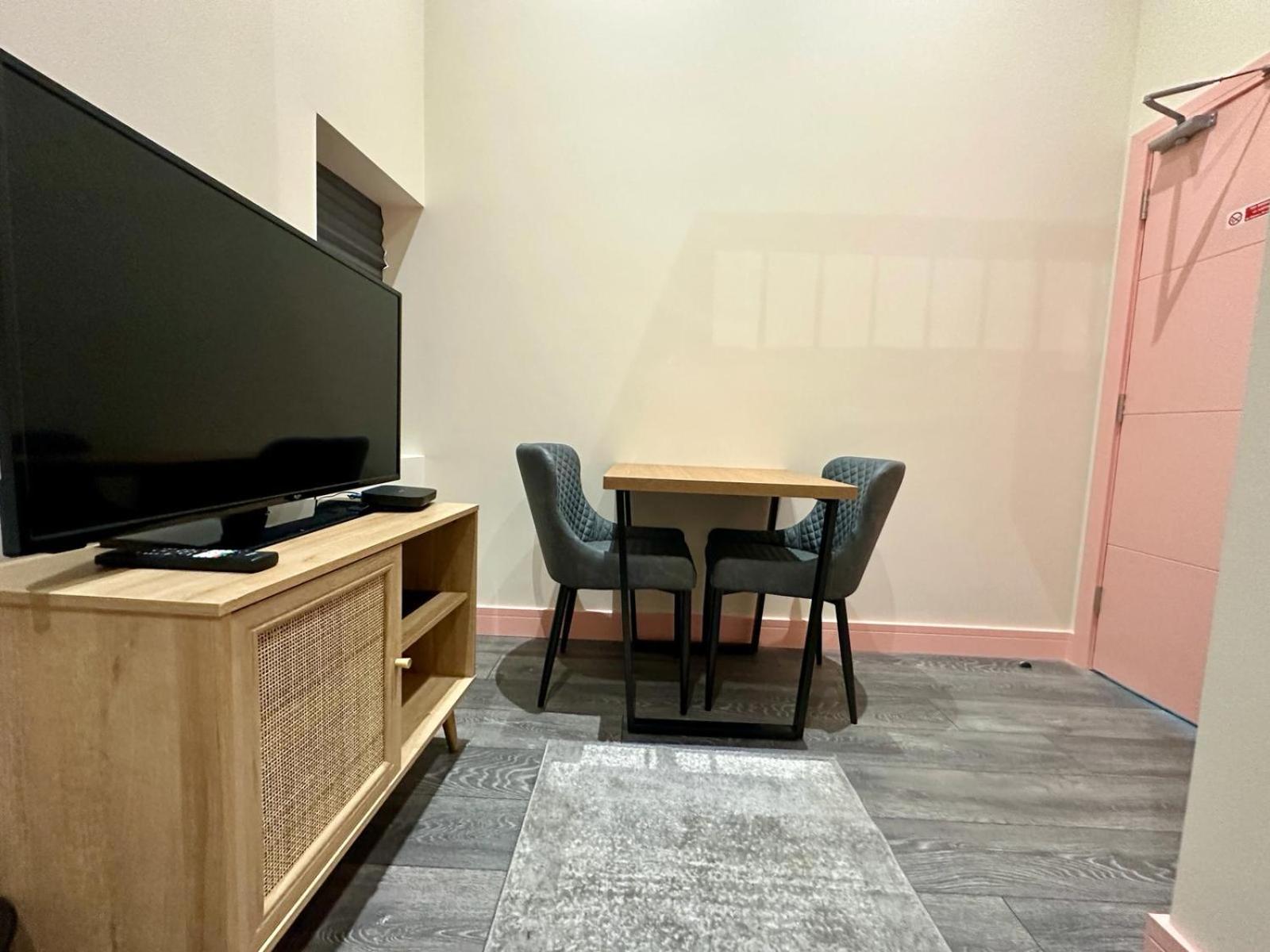 לונדון Cozy En-Suite Loft In Trendy Local מראה חיצוני תמונה