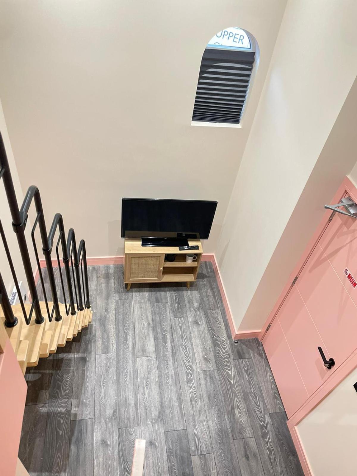 לונדון Cozy En-Suite Loft In Trendy Local מראה חיצוני תמונה